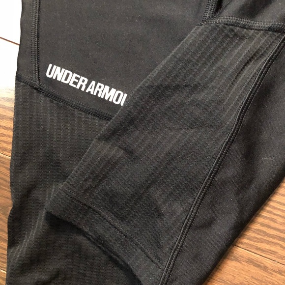 Under armour black capris, size medium - Picture 4 of 4